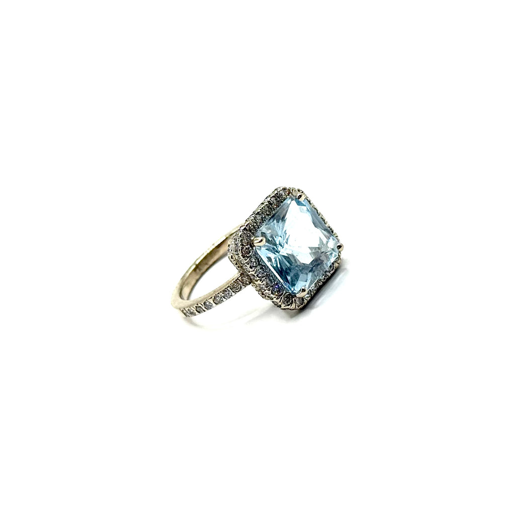 BI29. Bague moderne en or blanc avec diamant et aigue-marine