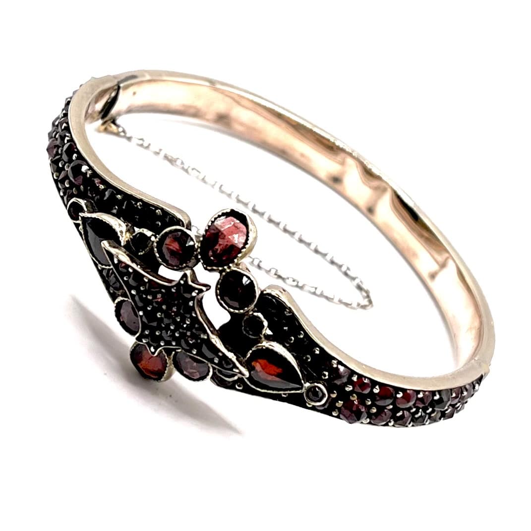 1149. Granat Armband