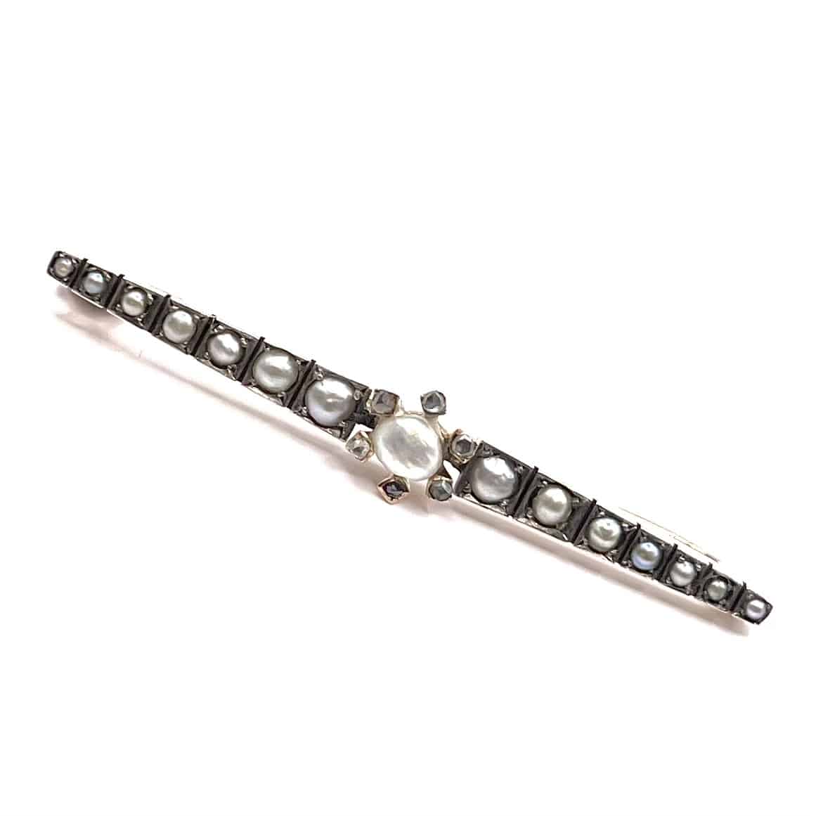 1262. Spilla in oro Art Deco con diamanti e perle