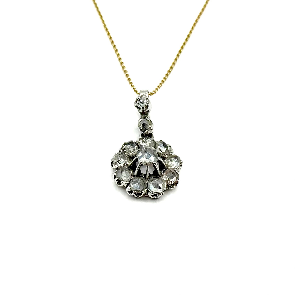 R34. Moderno pendente in oro bianco con diamante