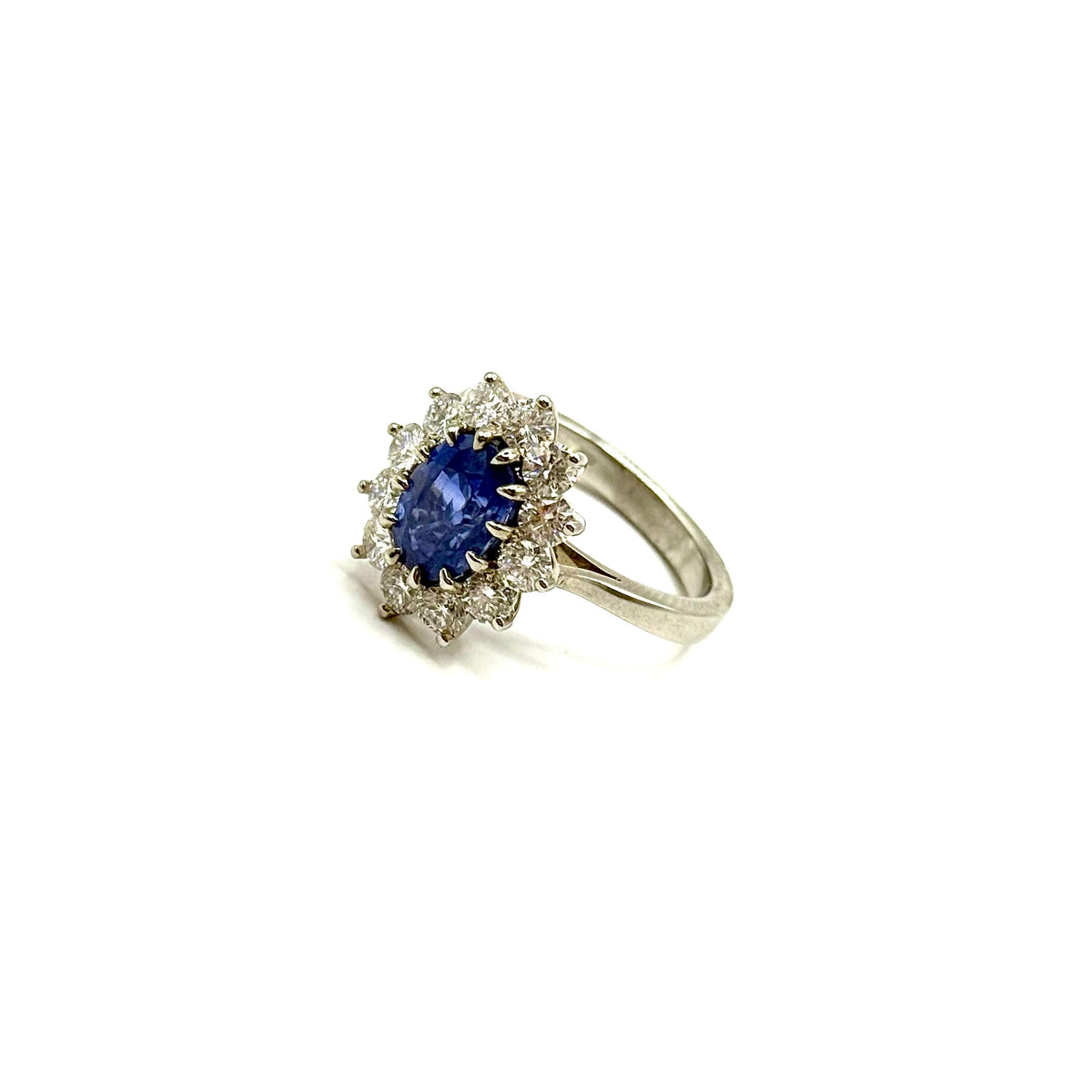 R279. Moderno anello in oro bianco con diamante e zaffiro.