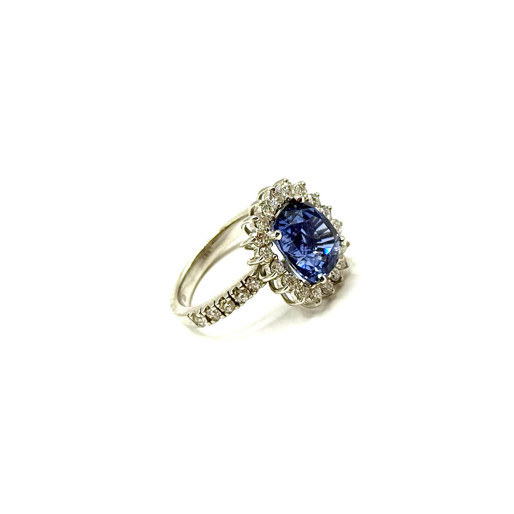 R324. Moderno anello in oro bianco con diamante e zaffiro.