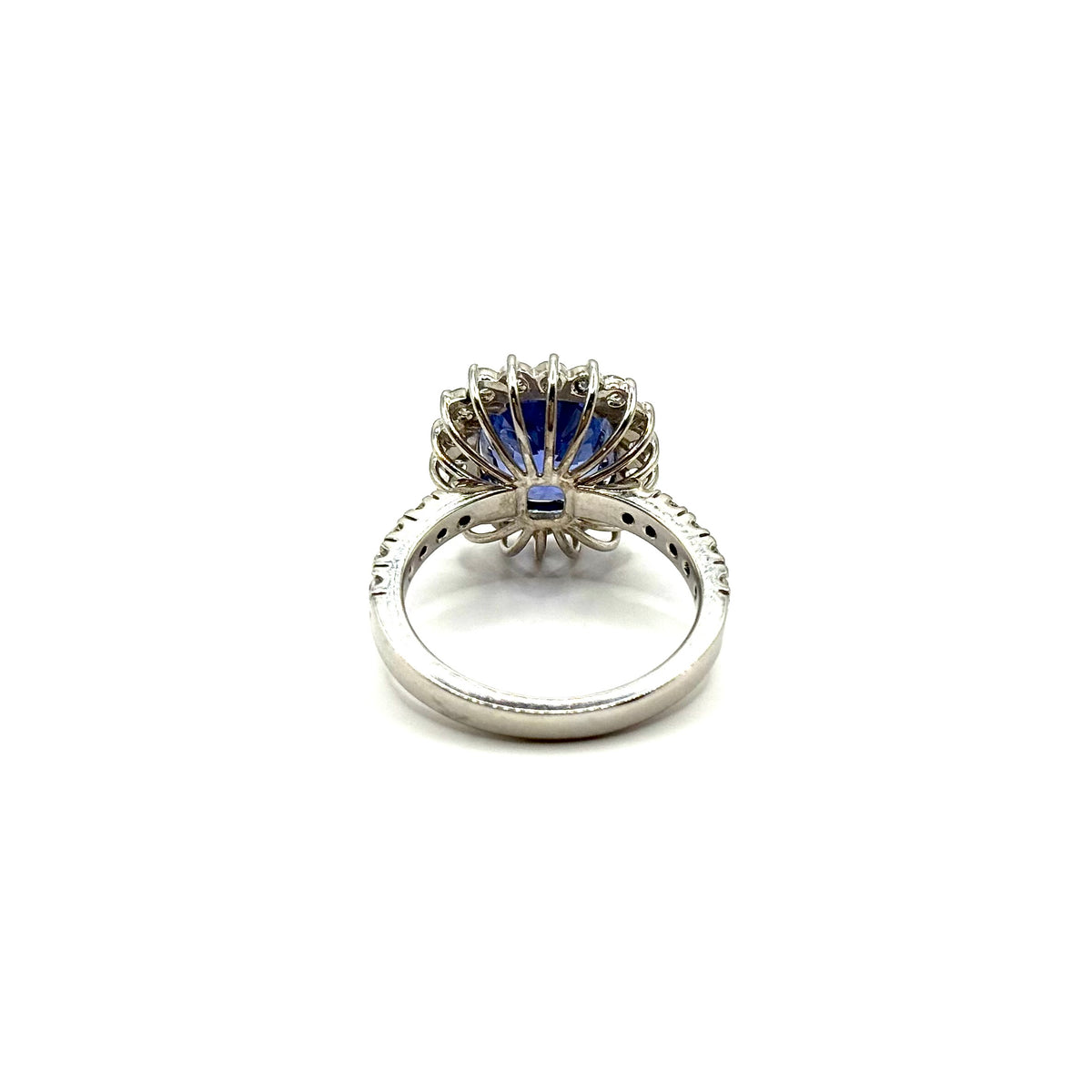 R324. Moderno anello in oro bianco con diamante e zaffiro.