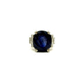 R238. Bague moderne en or blanc sertie d'un diamant et d'un saphir.