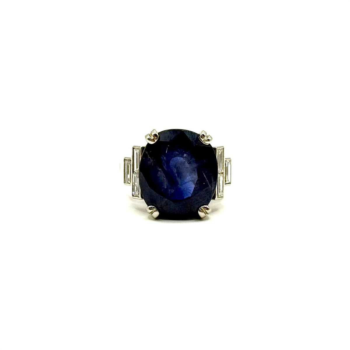 R238. Moderno anello in oro bianco con diamante e zaffiro.