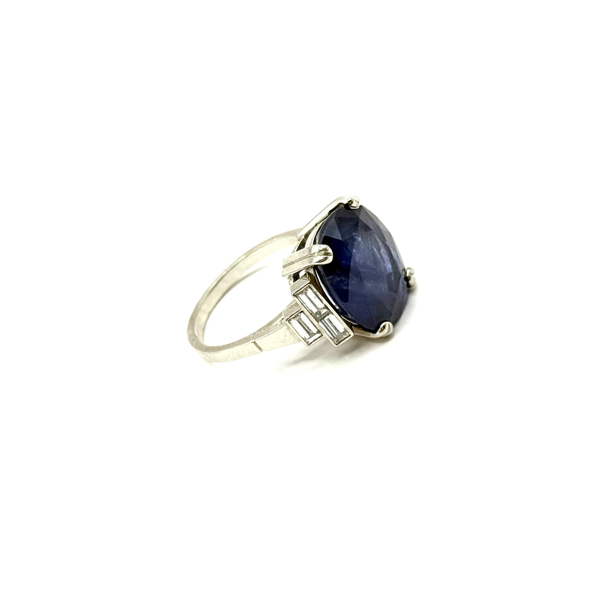 R238. Moderno anello in oro bianco con diamante e zaffiro.