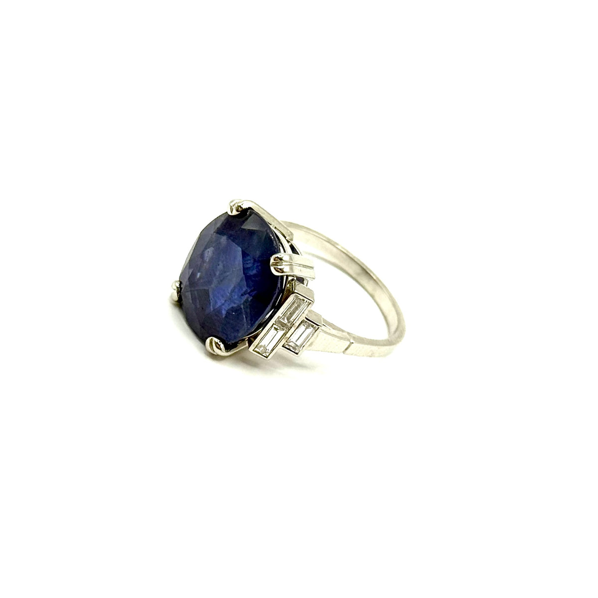 R238. Moderno anello in oro bianco con diamante e zaffiro.