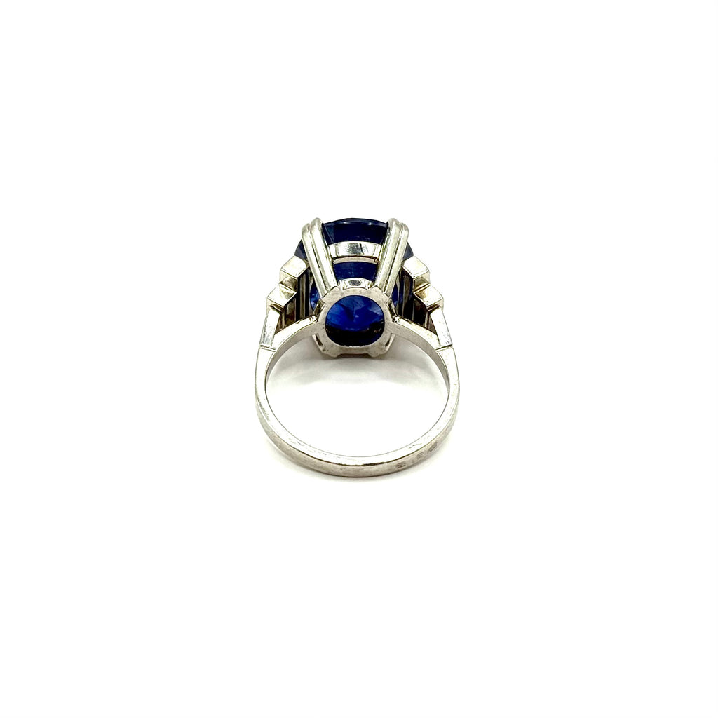 R238. Bague moderne en or blanc sertie d'un diamant et d'un saphir.