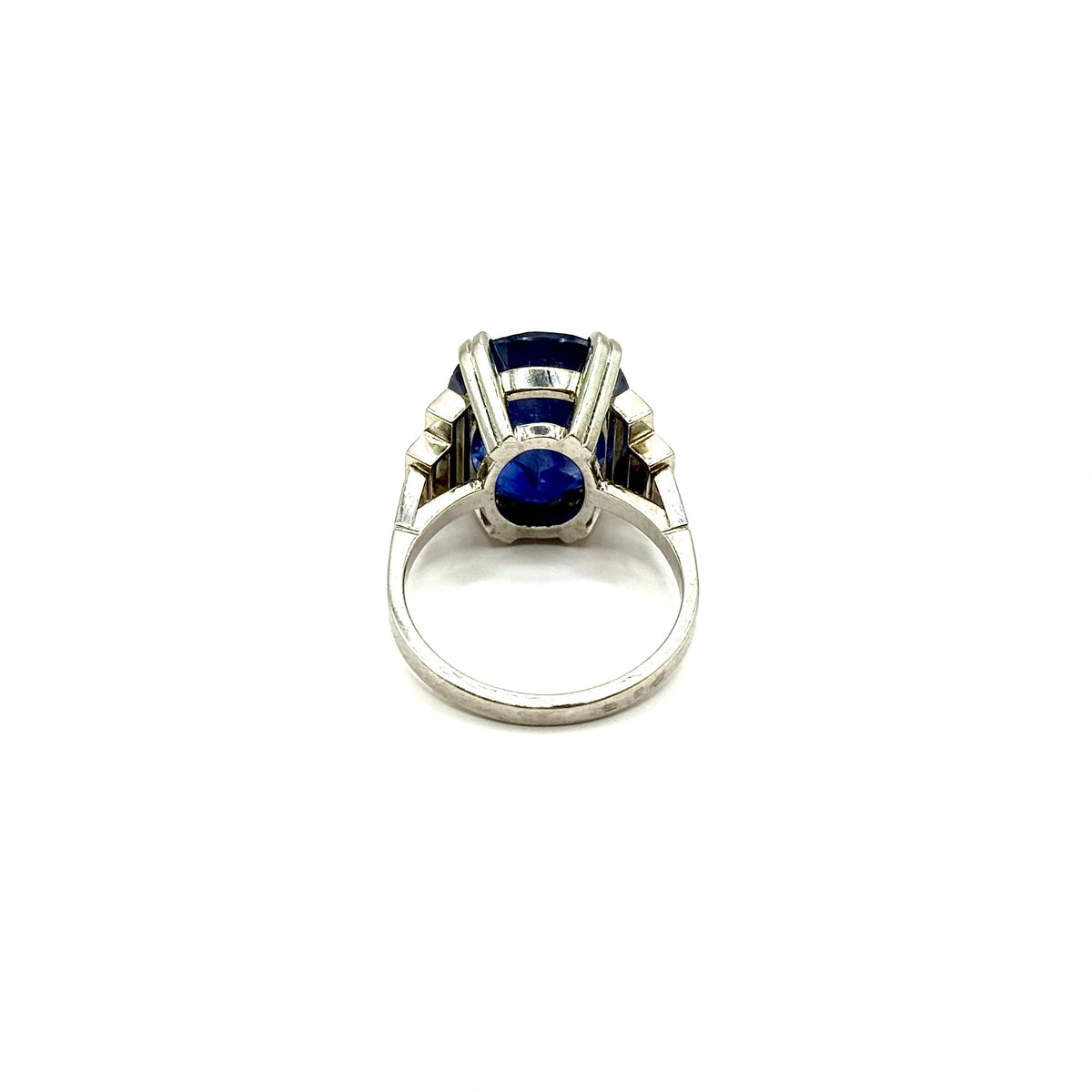 R238. Moderno anello in oro bianco con diamante e zaffiro.