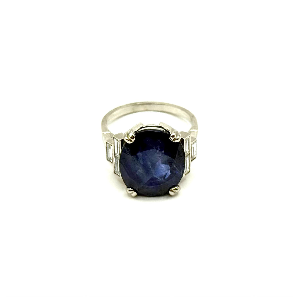 R238. Moderno anello in oro bianco con diamante e zaffiro.