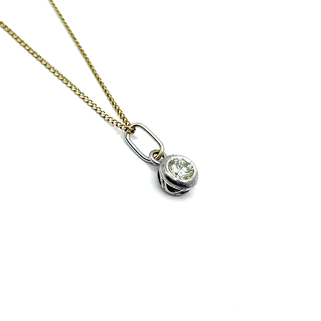 SF876. Moderno colgante de botón en oro blanco con diamante