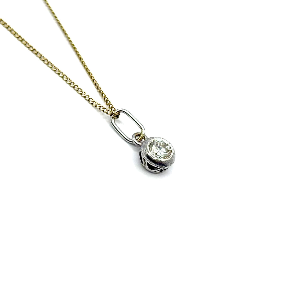 SF876. Moderno colgante de botón en oro blanco con diamante
