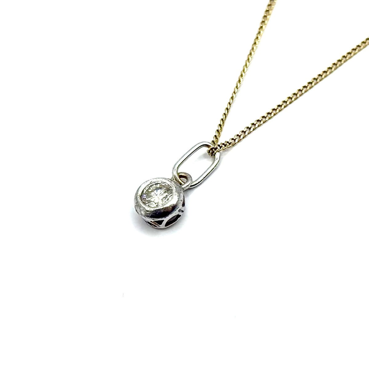 SF876. Moderno colgante de botón en oro blanco con diamante