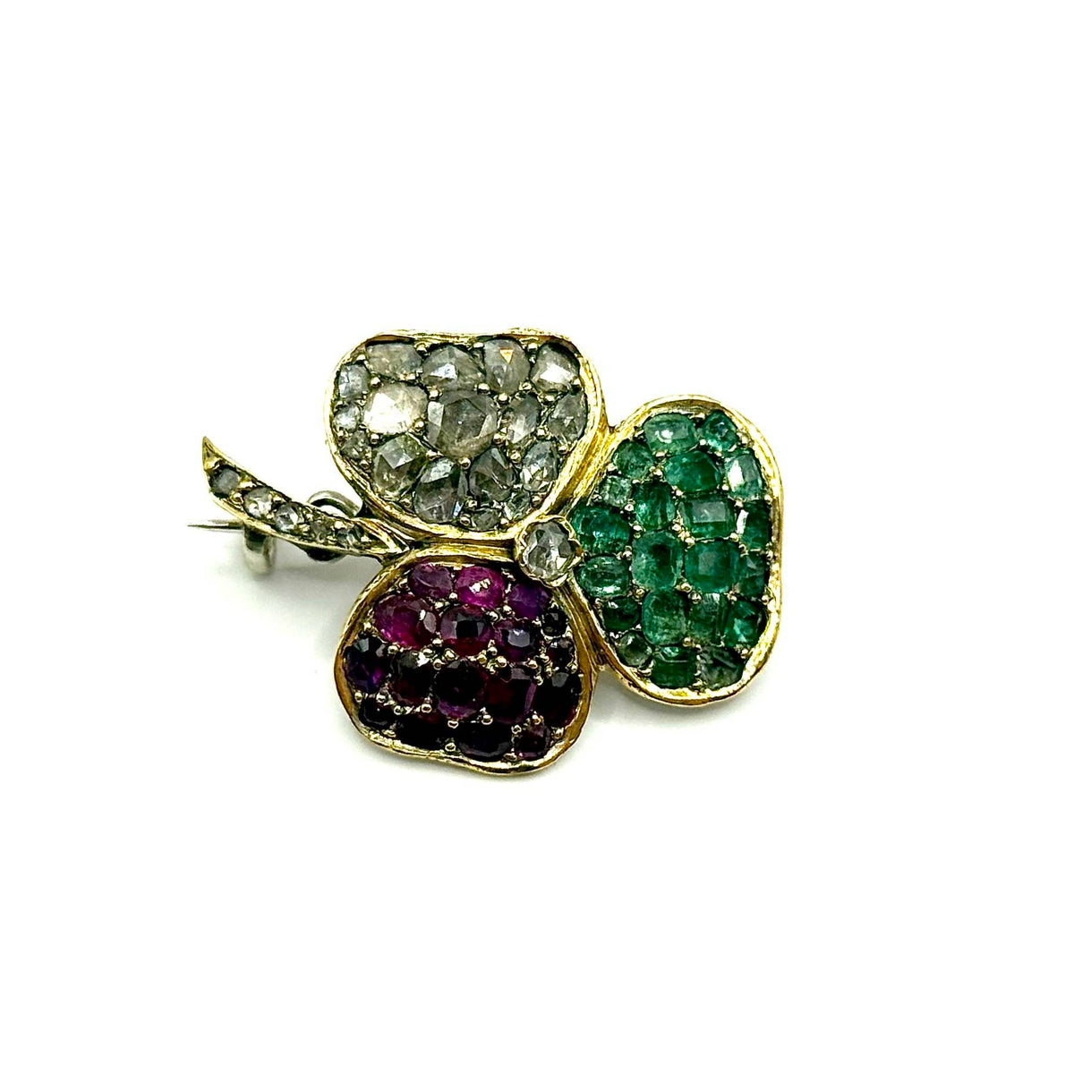 1550. Art Deco stříbrná brož s diamanty, rubíny a smaragdy