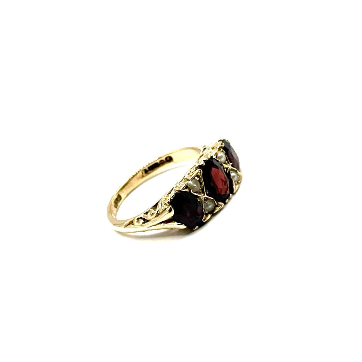 1375. Goldring mit Perlen und Granaten