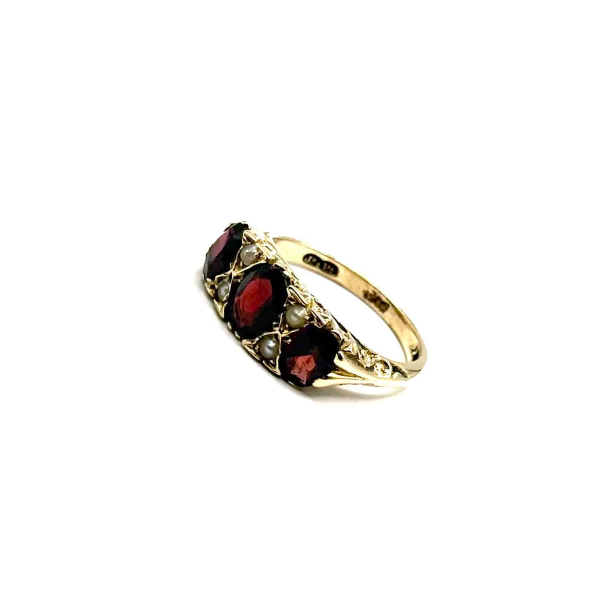 1375. Goldring mit Perlen und Granaten