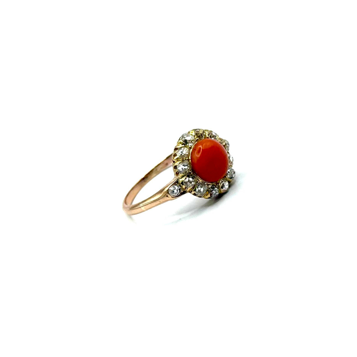 0988. Anillo de oro con coral y diamantes