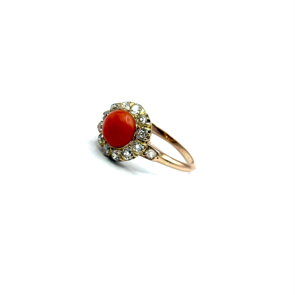 0988. Anillo de Oro con Coral y Diamantes