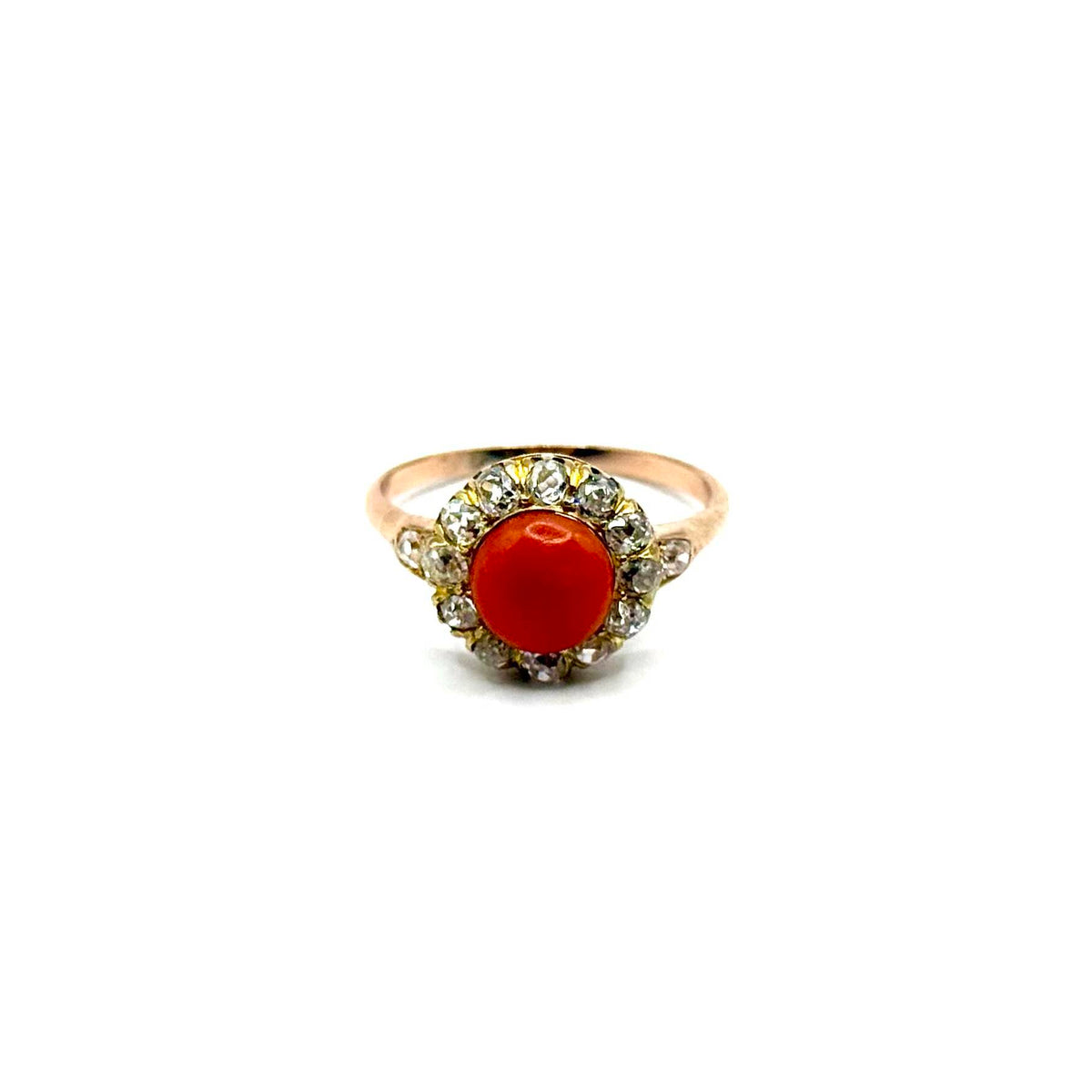 0988. Anillo de oro con coral y diamantes