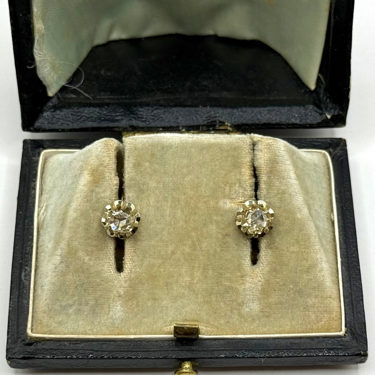 R354. Boucles d'oreilles Art Déco en or avec diamant.