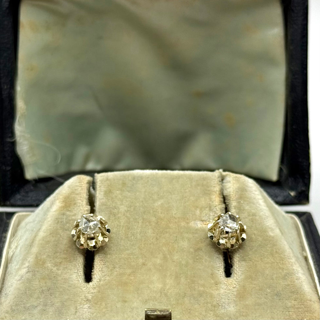 R354. Boucles d'oreilles Art Déco en or avec diamant.