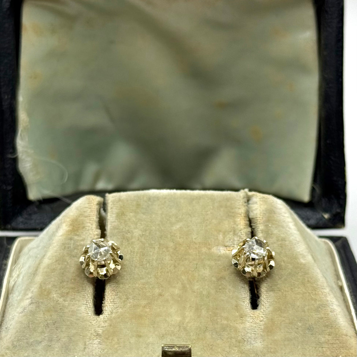 R354. Boucles d'oreilles Art Déco en or avec diamant.