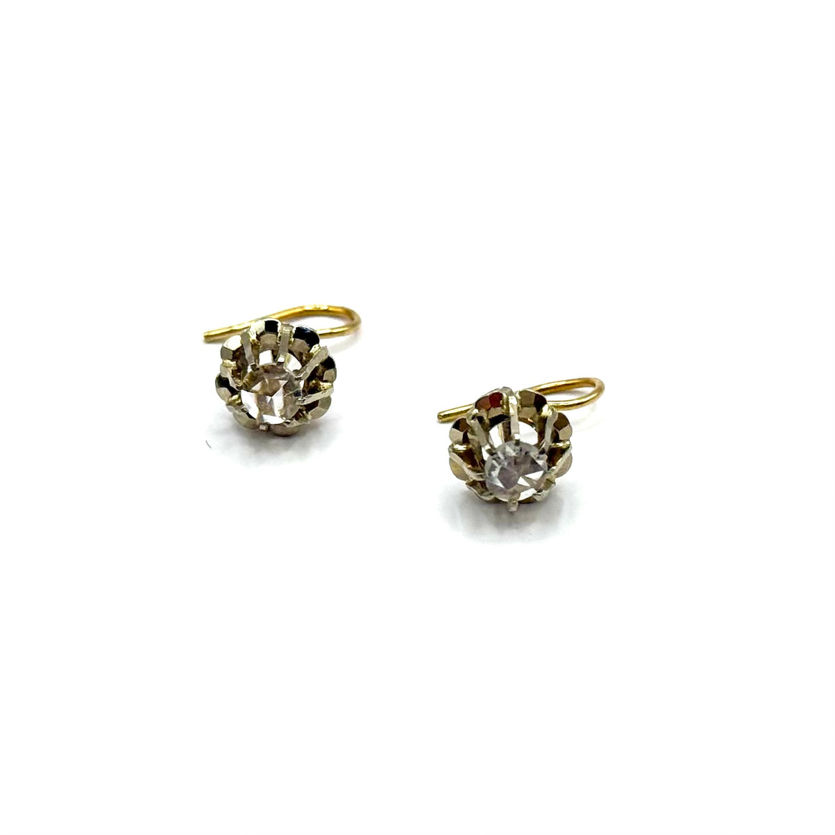 R354. Boucles d'oreilles Art Déco en or avec diamant.