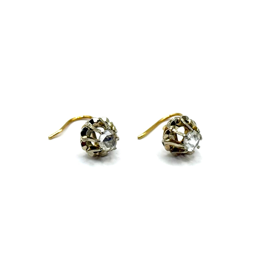R354. Boucles d'oreilles Art Déco en or avec diamant.