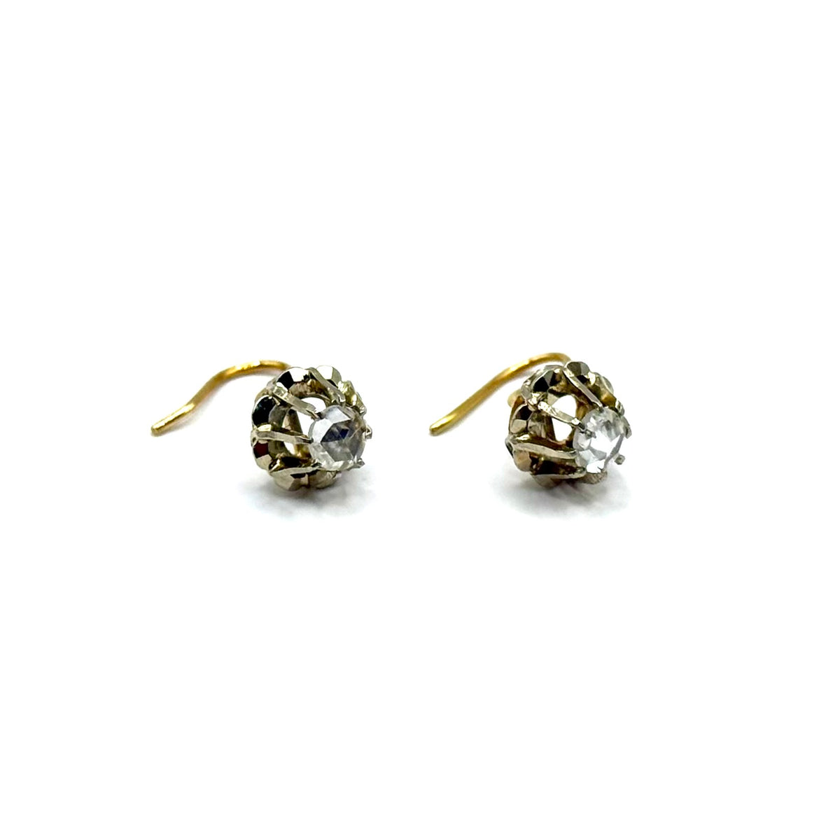 R354. Boucles d'oreilles Art Déco en or avec diamant.