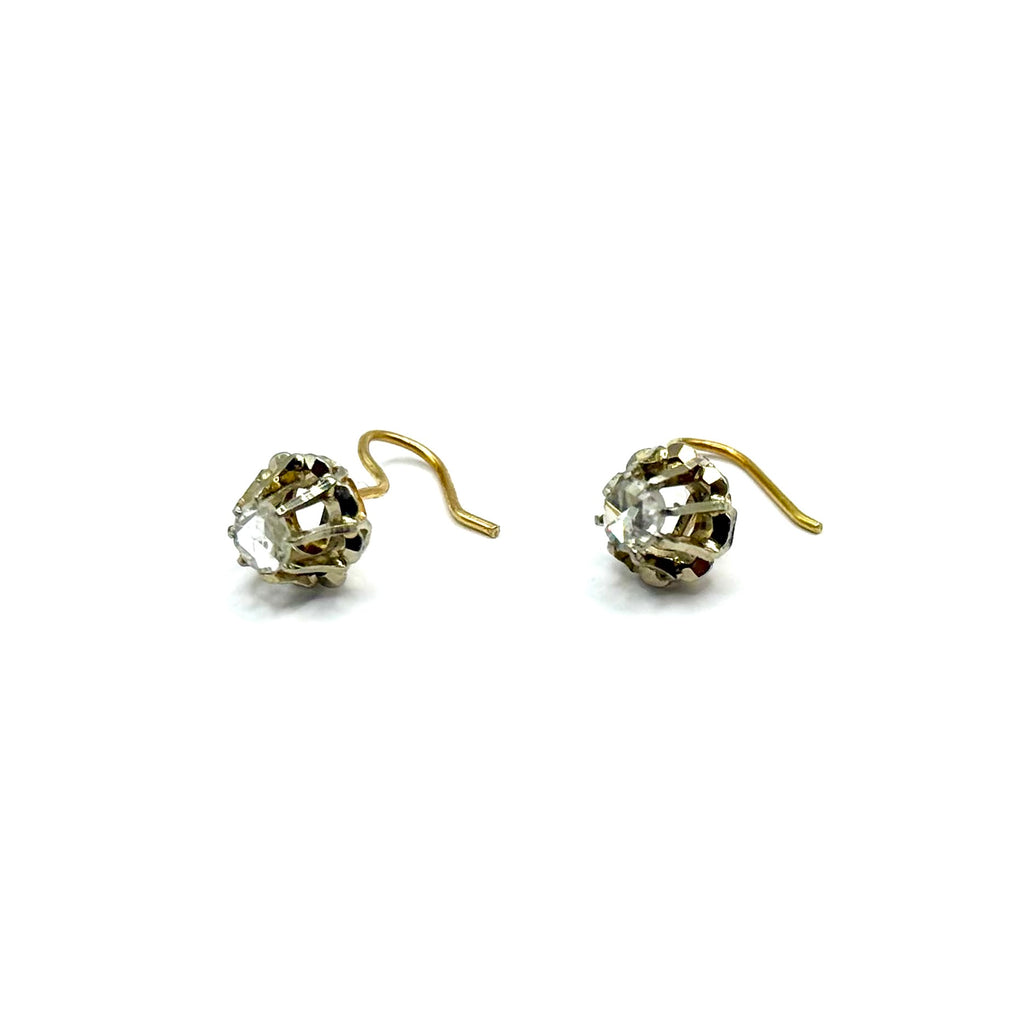 R354. Boucles d'oreilles Art Déco en or avec diamant.