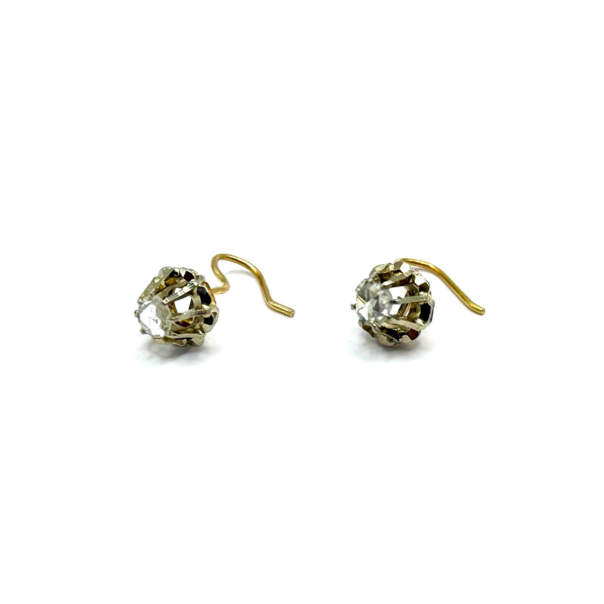 R354. Boucles d'oreilles Art Déco en or avec diamant.