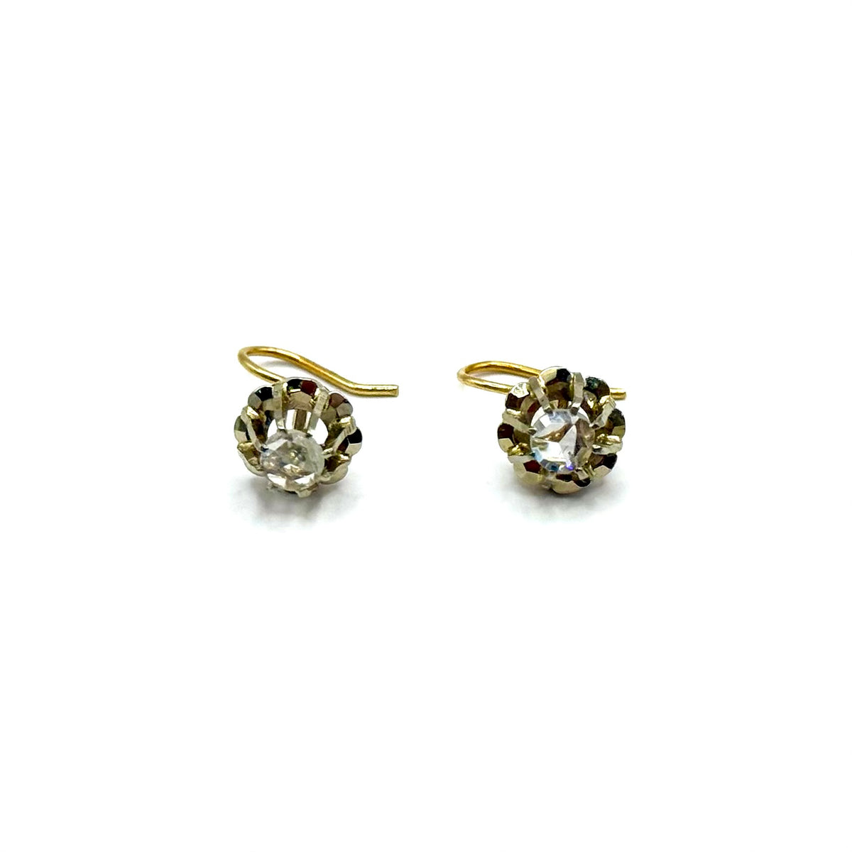 R354. Boucles d'oreilles Art Déco en or avec diamant.