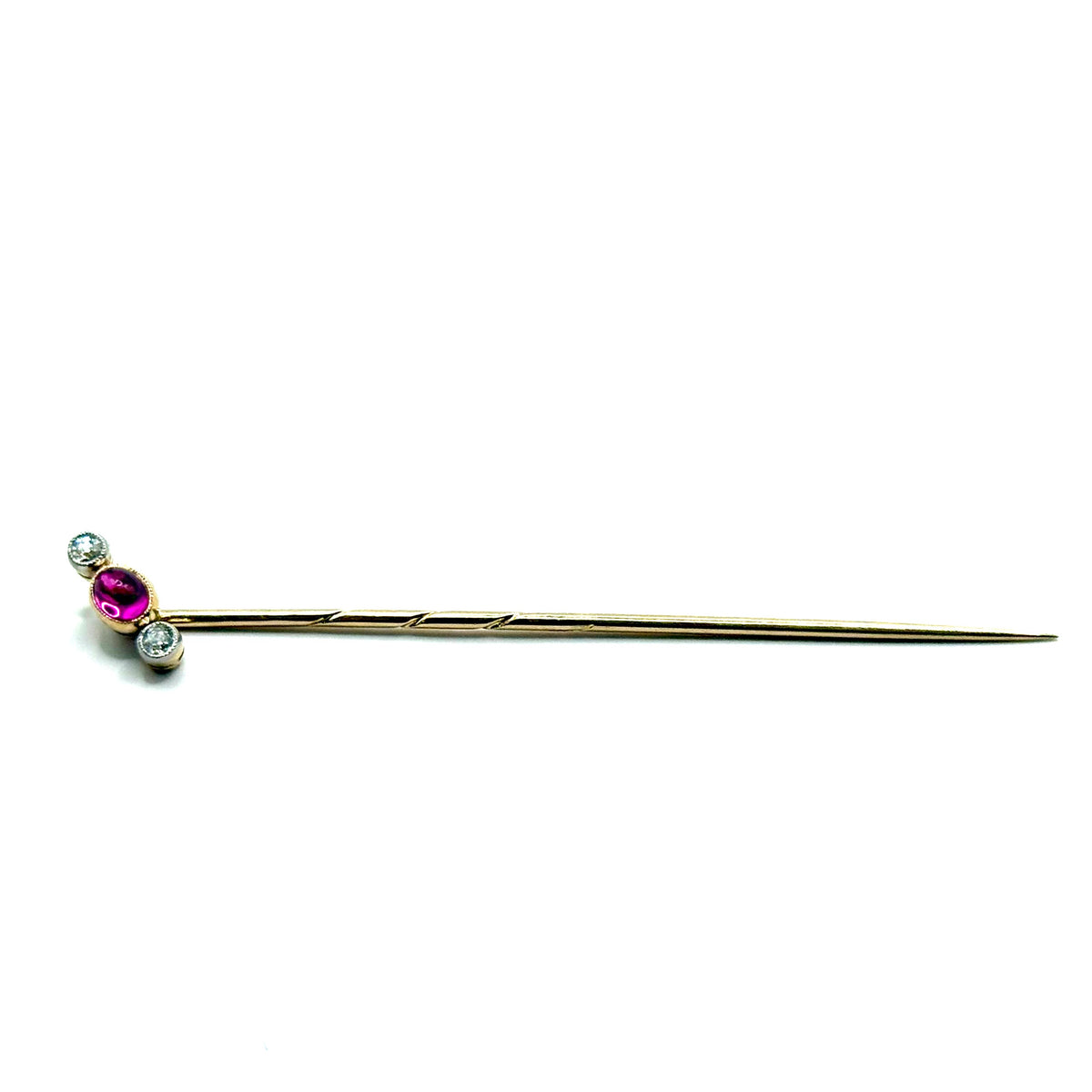 SF682. Spilla in oro Art Déco con diamante e rubino.