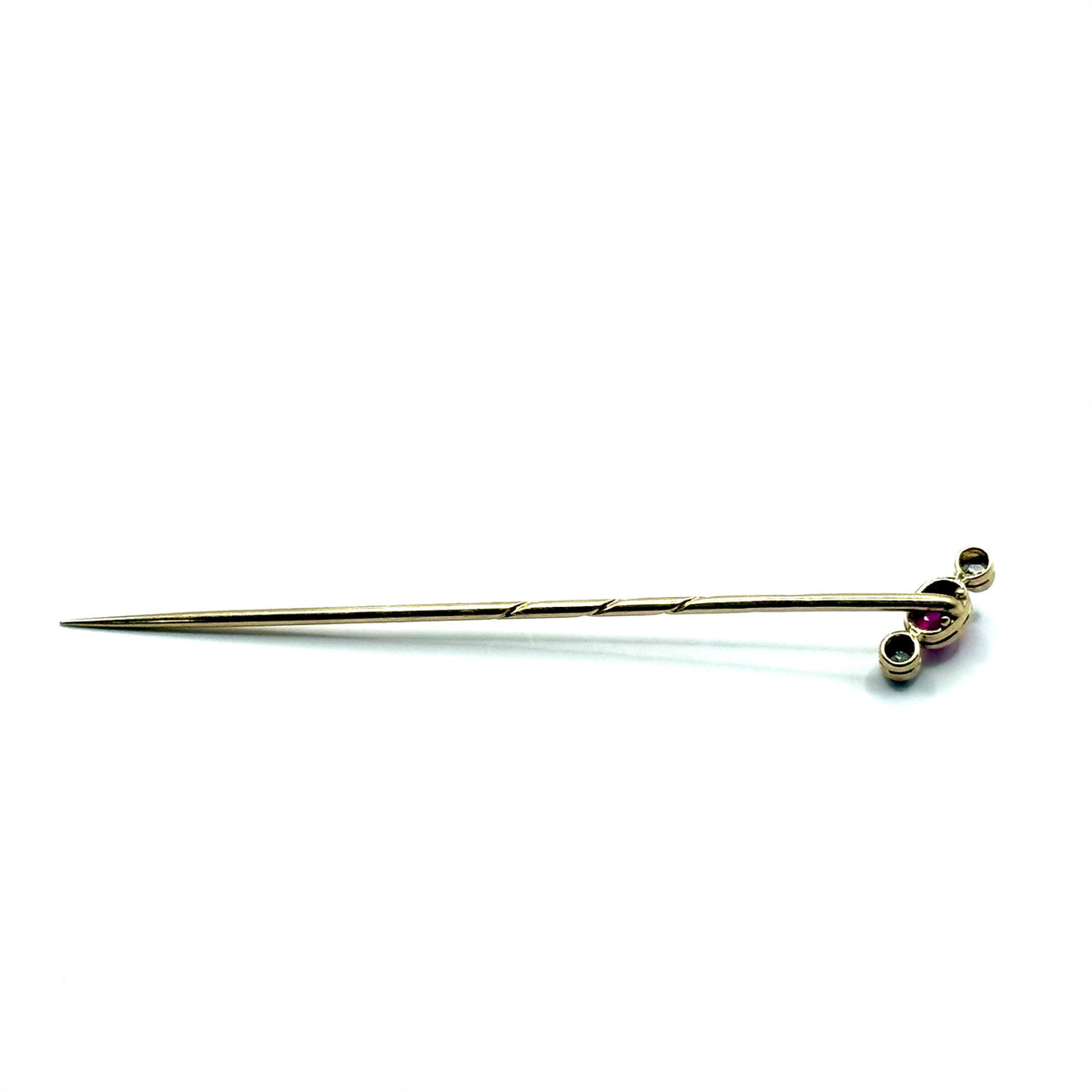 SF682. Spilla in oro Art Déco con diamante e rubino.