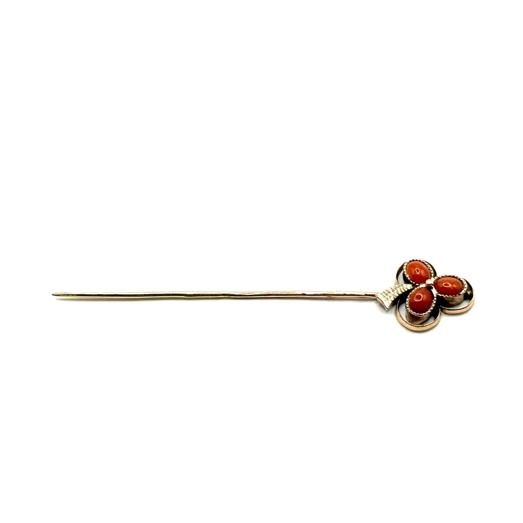 SF675. Ancienne broche en or avec corail.