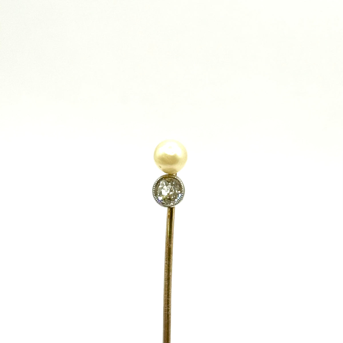 SF676. Spilla in oro Art Déco con diamante e perla.