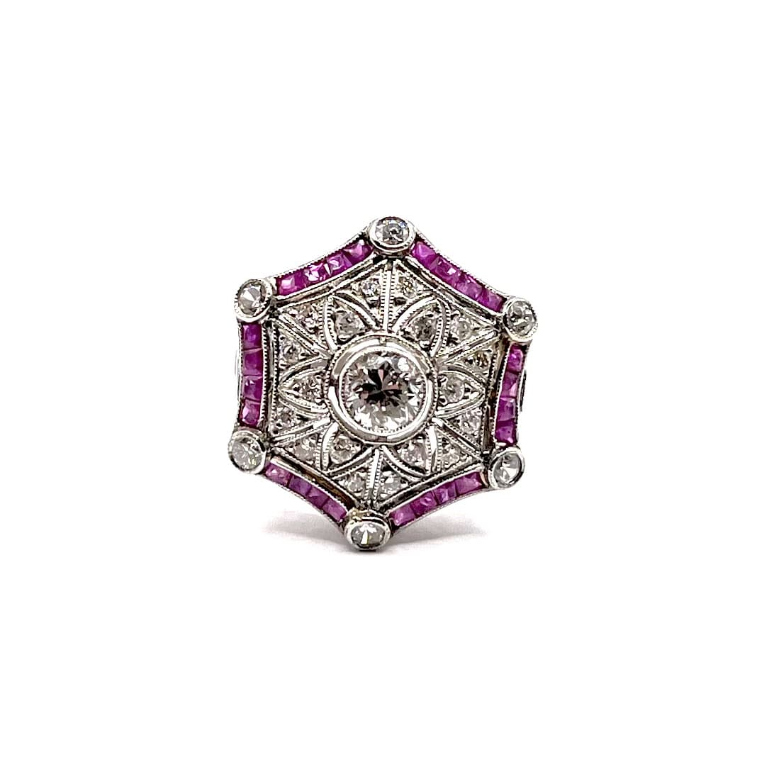 0909. Anillo de platino Art Déco con diamante y rubí