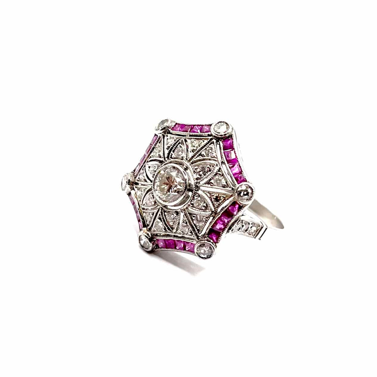 0909. Anillo de platino Art Déco con diamante y rubí