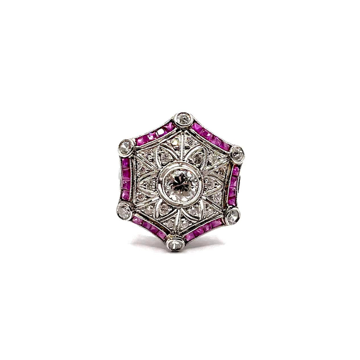 0909. Anillo de platino Art Déco con diamante y rubí