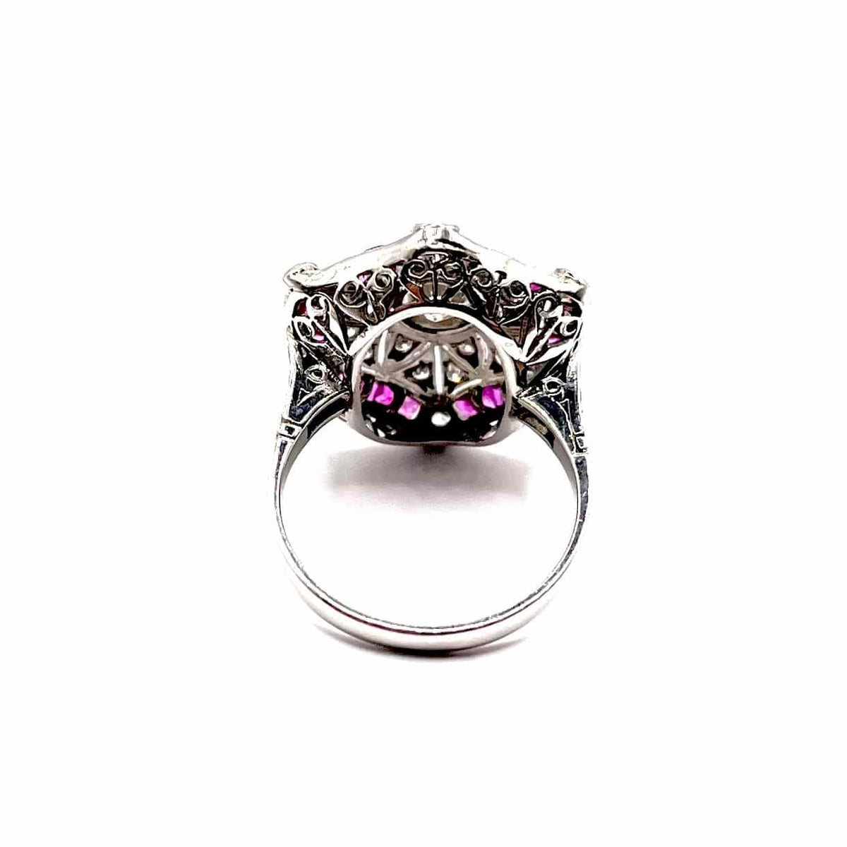 0909. Anillo de platino Art Déco con diamante y rubí