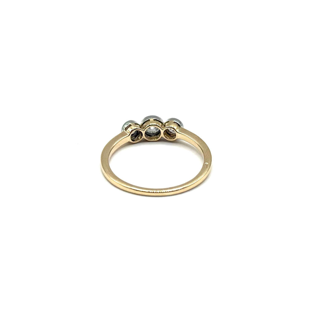 5029. Art Deco Gold Ring with Diamonds