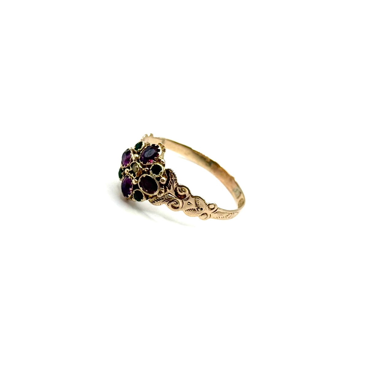 5020. Viktorianischer Goldring mit Amethyst und Smaragd.
