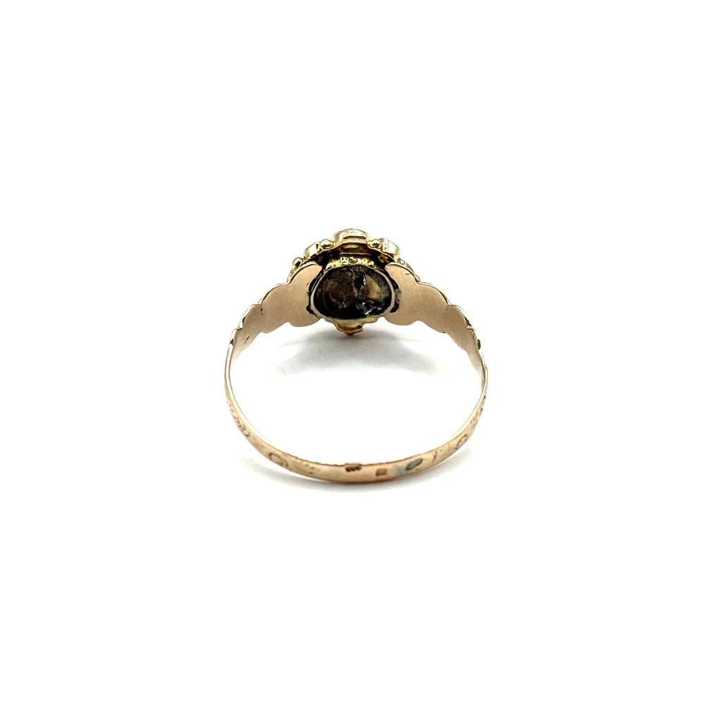 5020. Viktorianischer Goldring mit Amethyst und Smaragd.