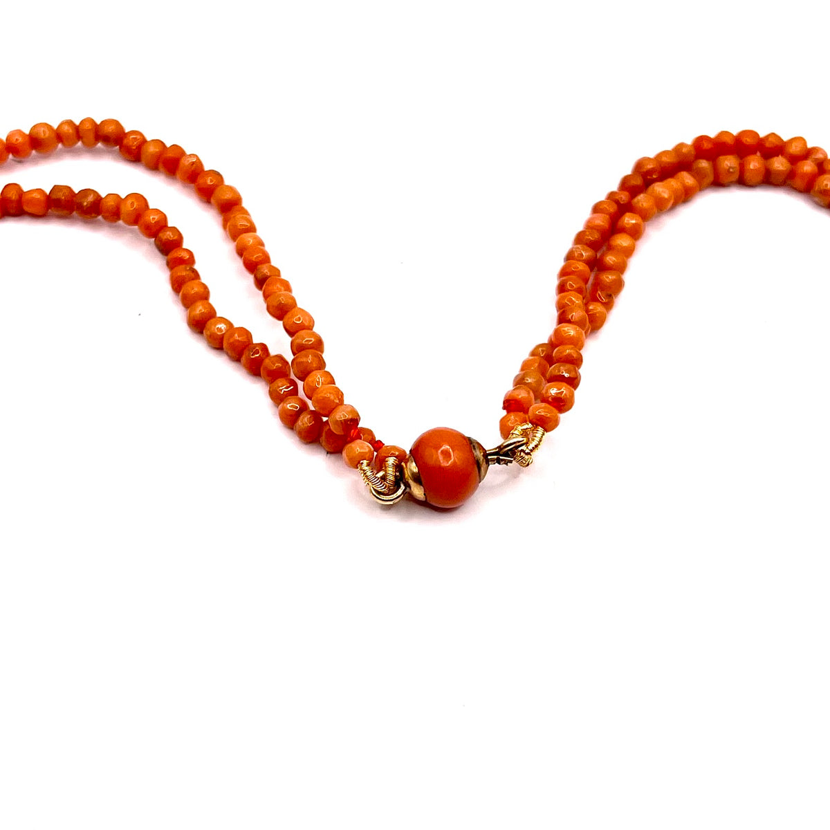 1363. Antiguo collar de coral con cierre de oro