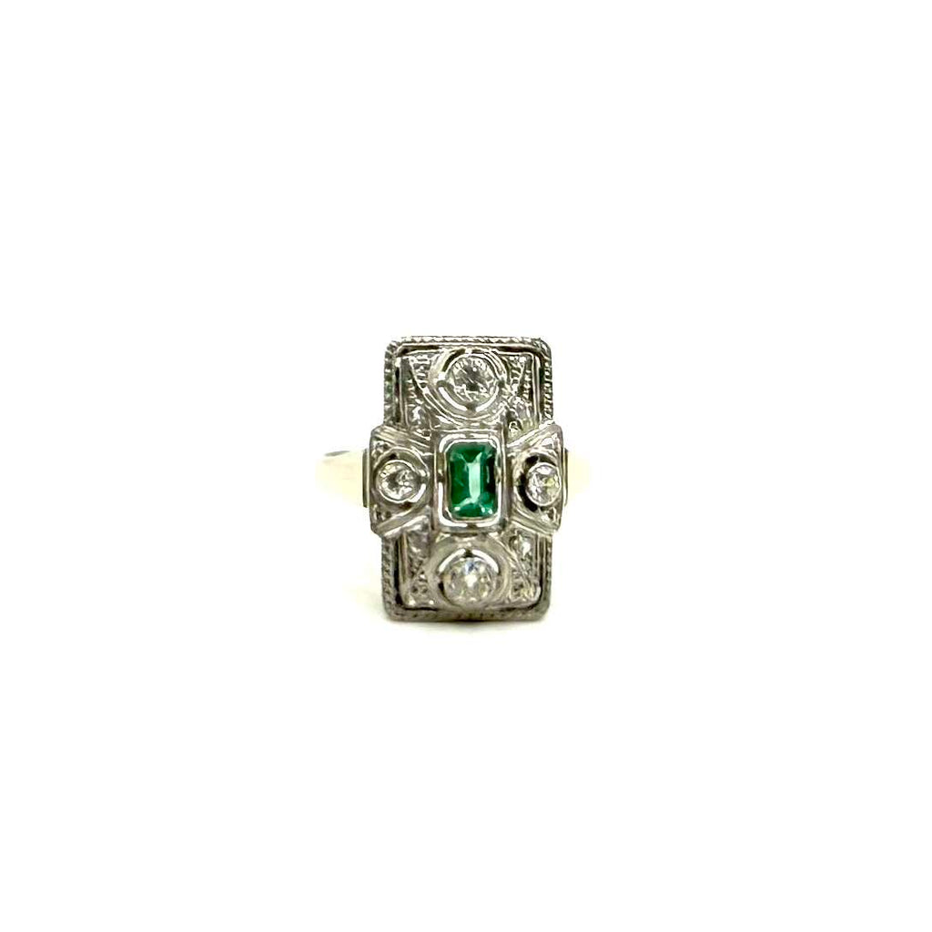 5124. Pierścionek z białego złota w stylu Art Deco z diamentami i szmaragdem