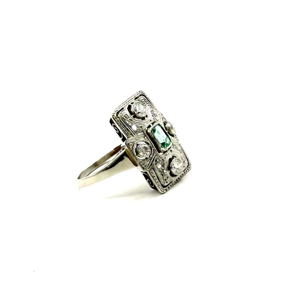 5124. Pierścionek z białego złota w stylu Art Deco z diamentami i szmaragdem