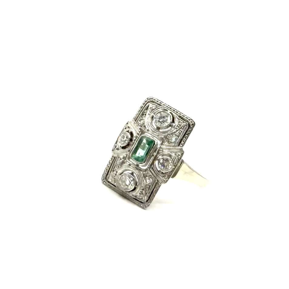 5124. Pierścionek art déco z białego złota z diamentami i szmaragdem