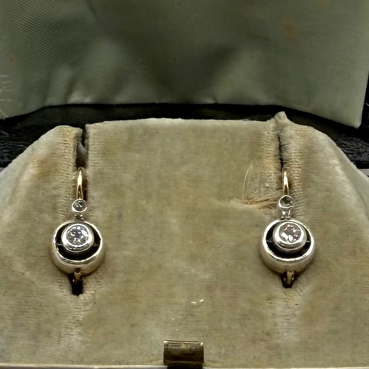 5188. Pendientes de botón con diamantes.