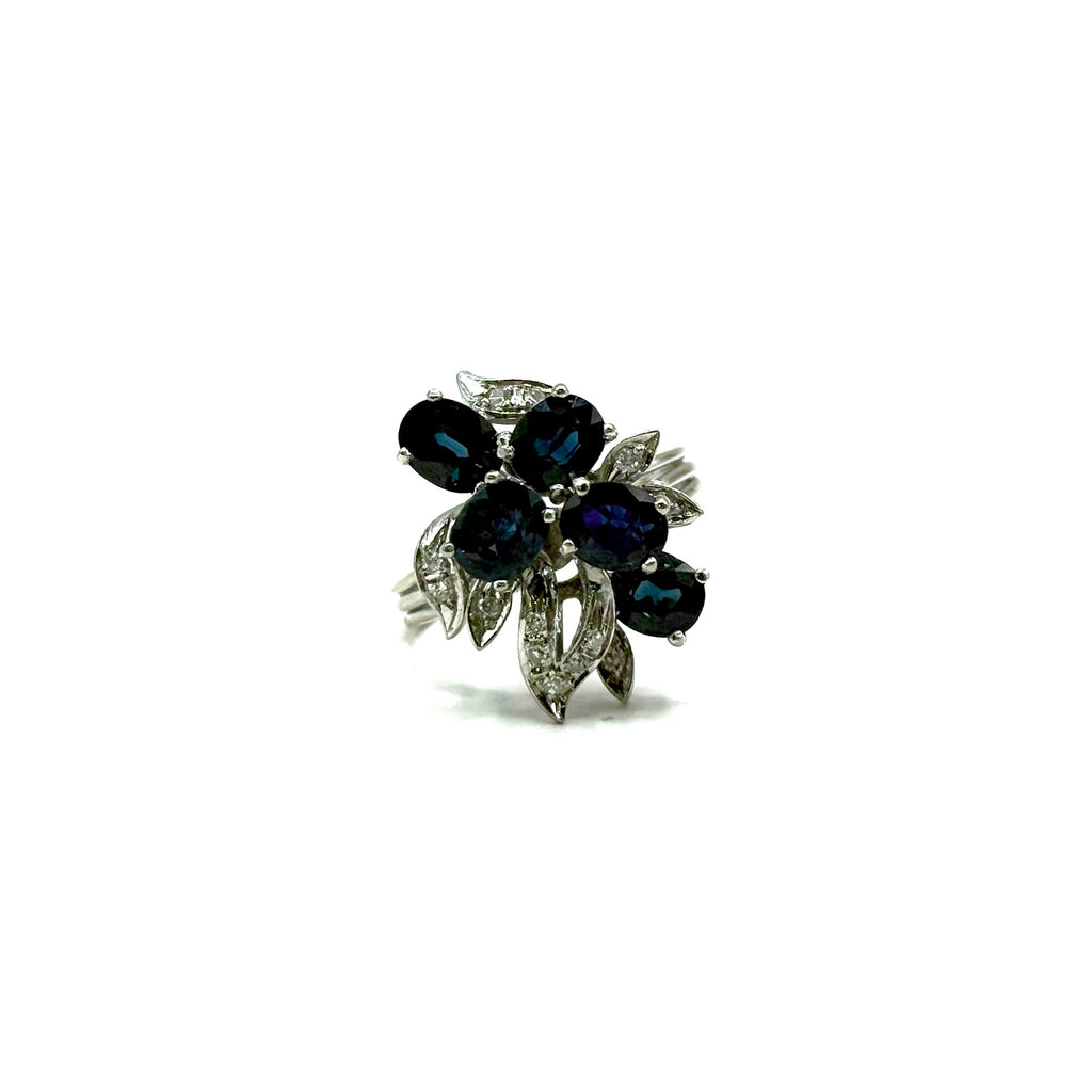 R391. Anillo de oro blanco moderno con zafiro.