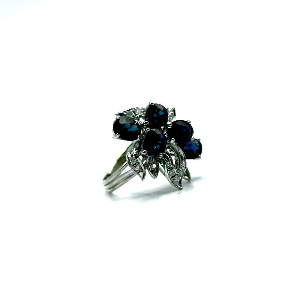 R391. Anillo de oro blanco moderno con zafiro.